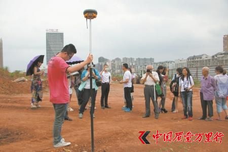 5月6日,在市民代表和媒體見證下,監(jiān)測人員利用GPS定位當年電容器的存儲地點。
