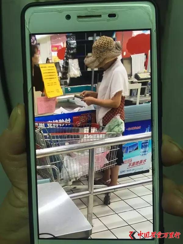 超市防損辦工作人員用手機拍下了結賬時的吳阿姨,3個臉盆在購物車里。