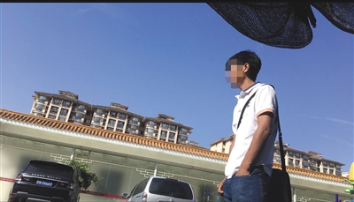 8月29日,云南人艾華(化名)帶著患腦癱的大兒子來到北京國康醫院,由于聯系不上“文醫生”,擔心受騙的他在醫院門口徘徊。A10-A11版攝影/新京報記者 大路