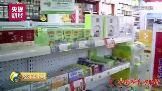 消費者:在這屋里東西啥都可以刷卡。