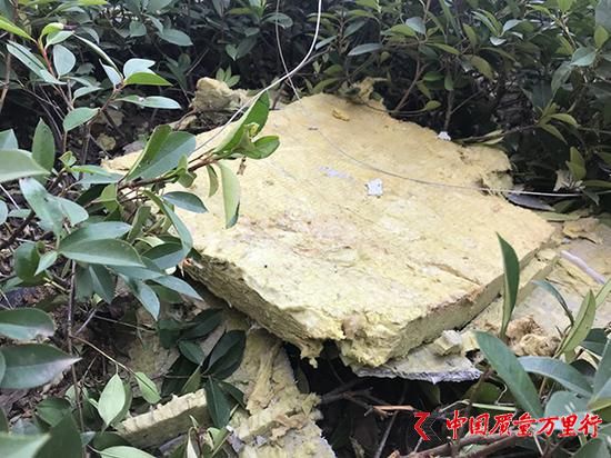 保溫棉和外部的水泥層整塊掉落在樓下。