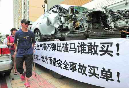 車主用橫幅抗議(來源:四川在線) 車主用橫幅抗議(來源:四川在線)
