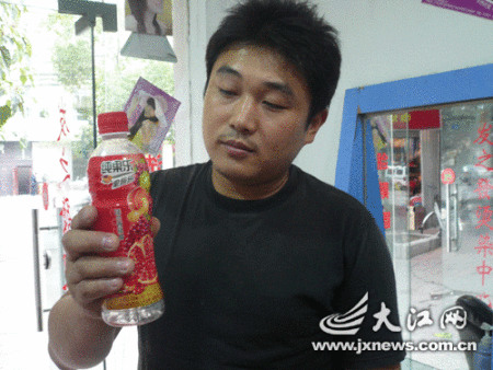 王先生拿著女兒喝過(guò)的“問(wèn)題”飲料。 王先生拿著女兒喝過(guò)的“問(wèn)題”飲料。
