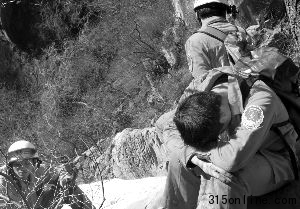 消防人員結(jié)束救援后在山下休息。前日,39名師生被困房山區(qū)貓耳山。本報(bào)記者 王貴彬 攝 消防人員結(jié)束救援后在山下休息。前日,39名師生被困房山區(qū)貓耳山。本報(bào)記者 王貴彬 攝