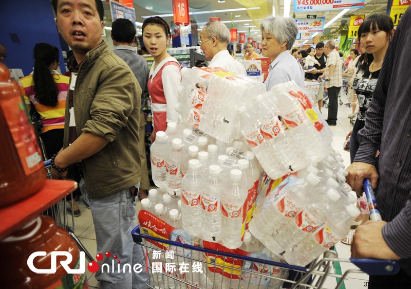 2011年6月6日,市民在杭州各大超市里購(gòu)買純凈水。