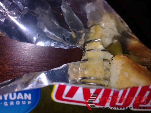 達(dá)利園蛋黃派吃出大彈簧 新開封奶粉竟然有小蟲