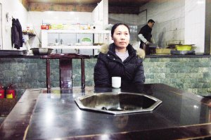 鍋里吃出蒼蠅還有頭發(fā) 店方寫保證只負(fù)責(zé)2小時(shí)