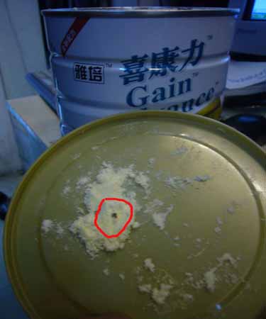 紅色圈內的黑點即為“雅培”奶粉中屢屢出現的不明黑色霉狀物?