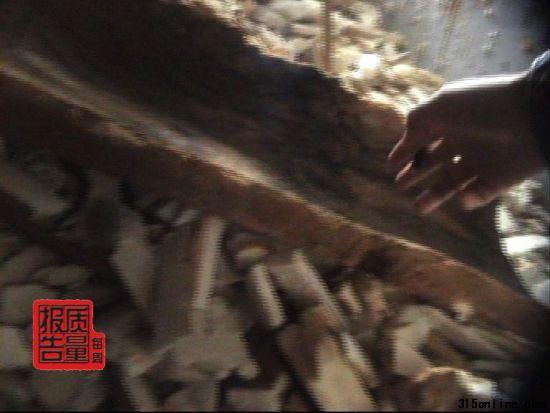 記者暗訪太陽(yáng)能熱水器作坊工人向保溫層加廢料