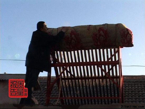 記者暗訪太陽(yáng)能熱水器作坊工人向保溫層加廢料