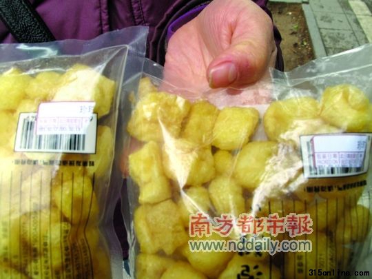 豆腐泡上的標(biāo)簽明顯被撕過。 南都記者 黎明 攝