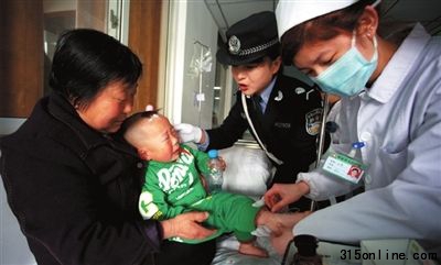 疑似食物中毒患者中在甘肅省平?jīng)鍪嗅t(yī)院接受治療。新華社發(fā)