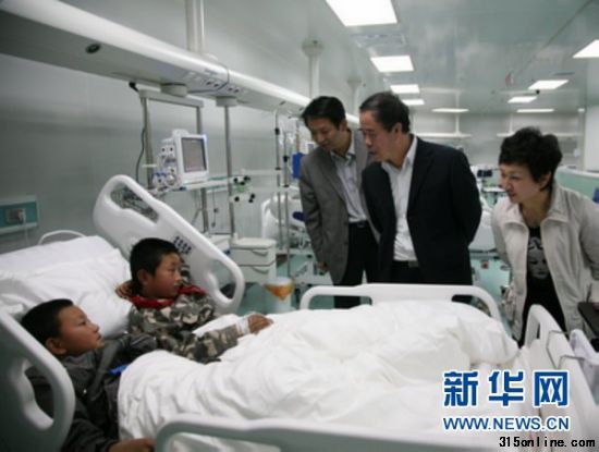 4月22日,榆林市榆陽區魚河鎮中心小學飲用牛奶中毒的學生在醫院接受治療。 4月22日,榆林市榆陽區魚河鎮中心小學飲用牛奶中毒的學生在醫院接受治療。