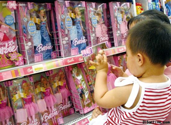 顧客正抱著孩子選購(gòu)芭比娃娃玩具。此前,德國(guó)有報(bào)告稱芭比娃娃等玩具發(fā)現(xiàn)了有害成分鄰苯二甲酸鹽(酯) (南山CFP/圖)