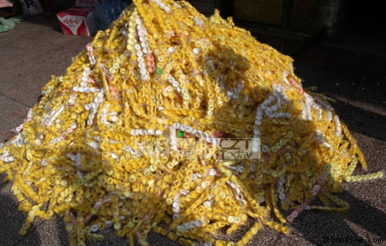 株洲一家商店老板把四萬多個(gè)中獎(jiǎng)瓶蓋堆放在店門口,準(zhǔn)備送往經(jīng)銷商處兌獎(jiǎng)。