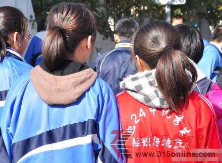 內(nèi)蒙古包頭全部收回獎(jiǎng)勵(lì)優(yōu)秀學(xué)生紅色校服(圖)