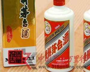 除了酒瓶,成套的包裝,包括商標標簽、瓶蓋等都是假的。
