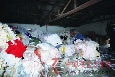 執法人員在現場查獲“黑心棉”。