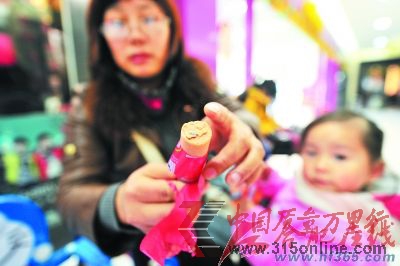 康女士購買的火腿腸里有藍色物質(zhì)。莊道龍/攝