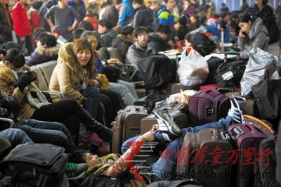 昨日,北京西站,大批旅客在候車室休息。當(dāng)日,西站發(fā)送旅客21.9萬(wàn)人,達(dá)到今年春運(yùn)以來(lái)旅客發(fā)送最高峰。本報(bào)記者 周崗峰 攝