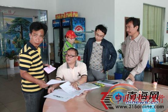 店員接受物價局工作人員詢問(南海網(wǎng)記者鄧松攝) 店員接受物價局工作人員詢問(南海網(wǎng)記者鄧松攝)