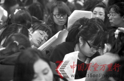 昨日上課時,餐廳里沒有課桌,1名略顯疲憊的女學員靠在女同伴的肩頭看書。 實習生 楊程晨 攝