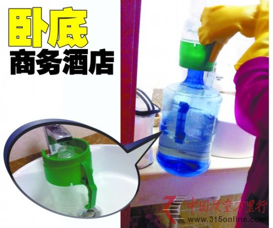 圖為員工用自來(lái)水充滿飲水機(jī)。