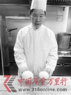 圖為:何培艷展示過量使用添加劑的饅頭(大)和傳統(tǒng)饅頭(小)的差別 圖為:何培艷展示過量使用添加劑的饅頭(大)和傳統(tǒng)饅頭(小)的差別