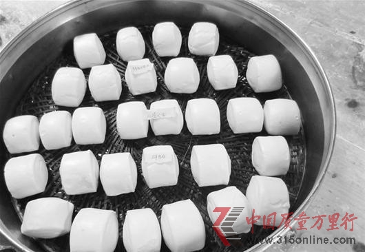 圖為:適量使用添加劑做出的饅頭,外觀上和正宗老面饅頭區(qū)別并不大 圖為:適量使用添加劑做出的饅頭,外觀上和正宗老面饅頭區(qū)別并不大