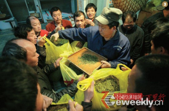 4月14日,杭州西湖茶葉市場,附近茶農(nóng)涌進(jìn)市場向茶商推銷自家茶葉。當(dāng)日該市場茶葉收購價(jià)格在150元~180元之間。