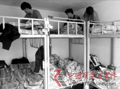 “演員”住處,4張上下鋪卻睡有12個人。本報實習記者王德陽攝 “演員”住處,4張上下鋪卻睡有12個人。本報實習記者王德陽攝