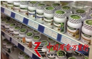 長(zhǎng)沙市各大藥店的柜臺(tái)上放置著琳瑯滿目的保健食品。 記者 李琪 攝 長(zhǎng)沙市各大藥店的柜臺(tái)上放置著琳瑯滿目的保健食品。 記者 李琪 攝