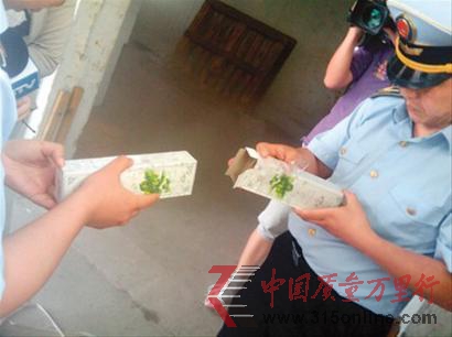 執(zhí)法人員正在冷庫對食品進(jìn)行檢查 執(zhí)法人員正在冷庫對食品進(jìn)行檢查