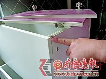 家具多處出現封邊崩起的情況。 本報記者 王倩 攝 家具多處出現封邊崩起的情況。 本報記者 王倩 攝