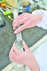 將工業冰醋酸倒入三角瓶中向三角瓶中
