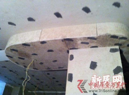 116號(hào)的郭先生家發(fā)霉的天花板。新民網(wǎng)記者胡彥珣 現(xiàn)場(chǎng)回傳