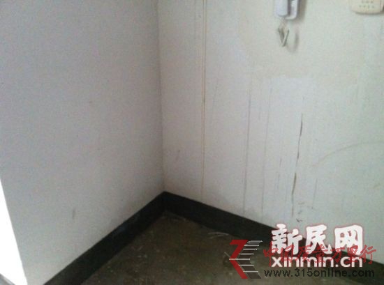 房屋滲水。新民網(wǎng)記者胡彥珣 現(xiàn)場(chǎng)回傳 房屋滲水。新民網(wǎng)記者胡彥珣 現(xiàn)場(chǎng)回傳