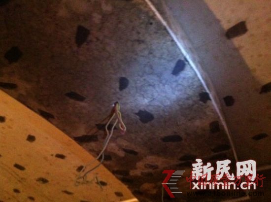 發(fā)霉的天花板。新民網(wǎng)記者胡彥珣 現(xiàn)場(chǎng)回傳 發(fā)霉的天花板。新民網(wǎng)記者胡彥珣 現(xiàn)場(chǎng)回傳