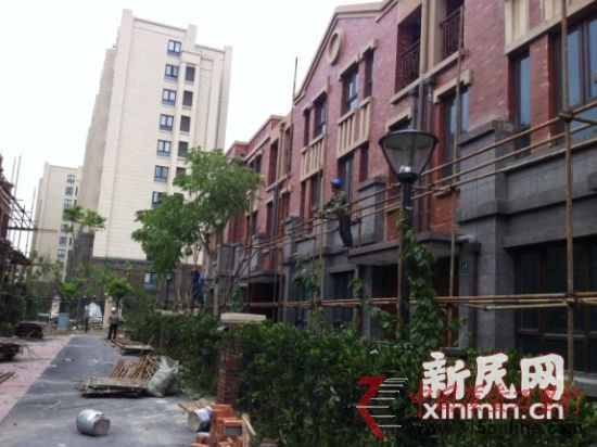 小區(qū)內(nèi)幾乎所有的別墅旁都搭著腳手架,正在全面修繕。新民網(wǎng)記者胡彥珣 現(xiàn)場(chǎng)回傳 小區(qū)內(nèi)幾乎所有的別墅旁都搭著腳手架,正在全面修繕。新民網(wǎng)記者胡彥珣 現(xiàn)場(chǎng)回傳