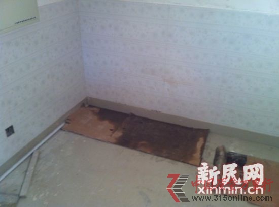 房屋角落滲水。新民網(wǎng)記者胡彥珣 現(xiàn)場(chǎng)回傳 房屋角落滲水。新民網(wǎng)記者胡彥珣 現(xiàn)場(chǎng)回傳