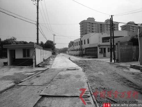 3、通往小區(qū)道路泥濘,環(huán)境有待整改 3、通往小區(qū)道路泥濘,環(huán)境有待整改
