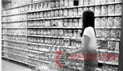 9月2日下午,長沙市芙蓉路家樂福超市,正在采購嬰幼兒奶粉的家長們。實習生 唐俊 攝