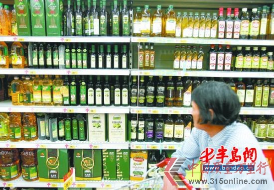 寧夏路一超市內(nèi),各式各樣的橄欖油讓市民眼花繚亂。
