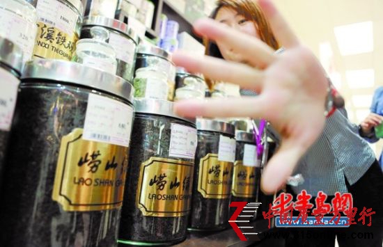 佳世客內,嶗山茶賣場銷售員阻止記者拍照。