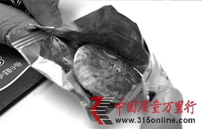 無花果干內(nèi)現(xiàn)活蟲。讀者供圖