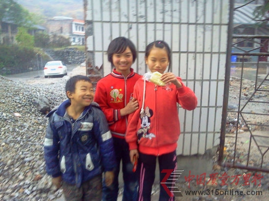 小學生拿起營養餐中配送的面包說:“不好吃。” 劉希平 攝