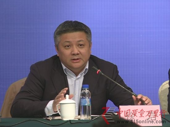 江南大學釀酒科學與酶技術中心主任 釀造微生物與應用酶學研究室主任 徐巖博士(發布會現場圖) 江南大學釀酒科學與酶技術中心主任 釀造微生物與應用酶學研究室主任 徐巖博士(發布會現場圖)