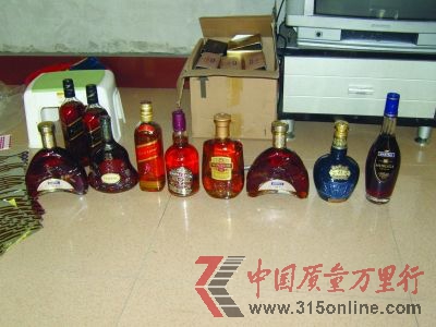 被查獲的各種假酒。轉自揚子晚報