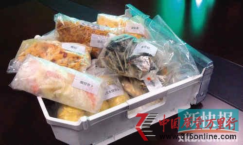 ■廣州市消委會工作人員在超市選購樣品。