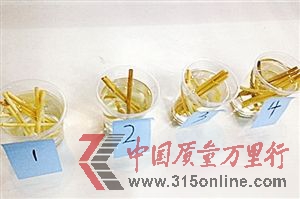 筷子泡入熱水中水變黃。 筷子泡入熱水中水變黃。